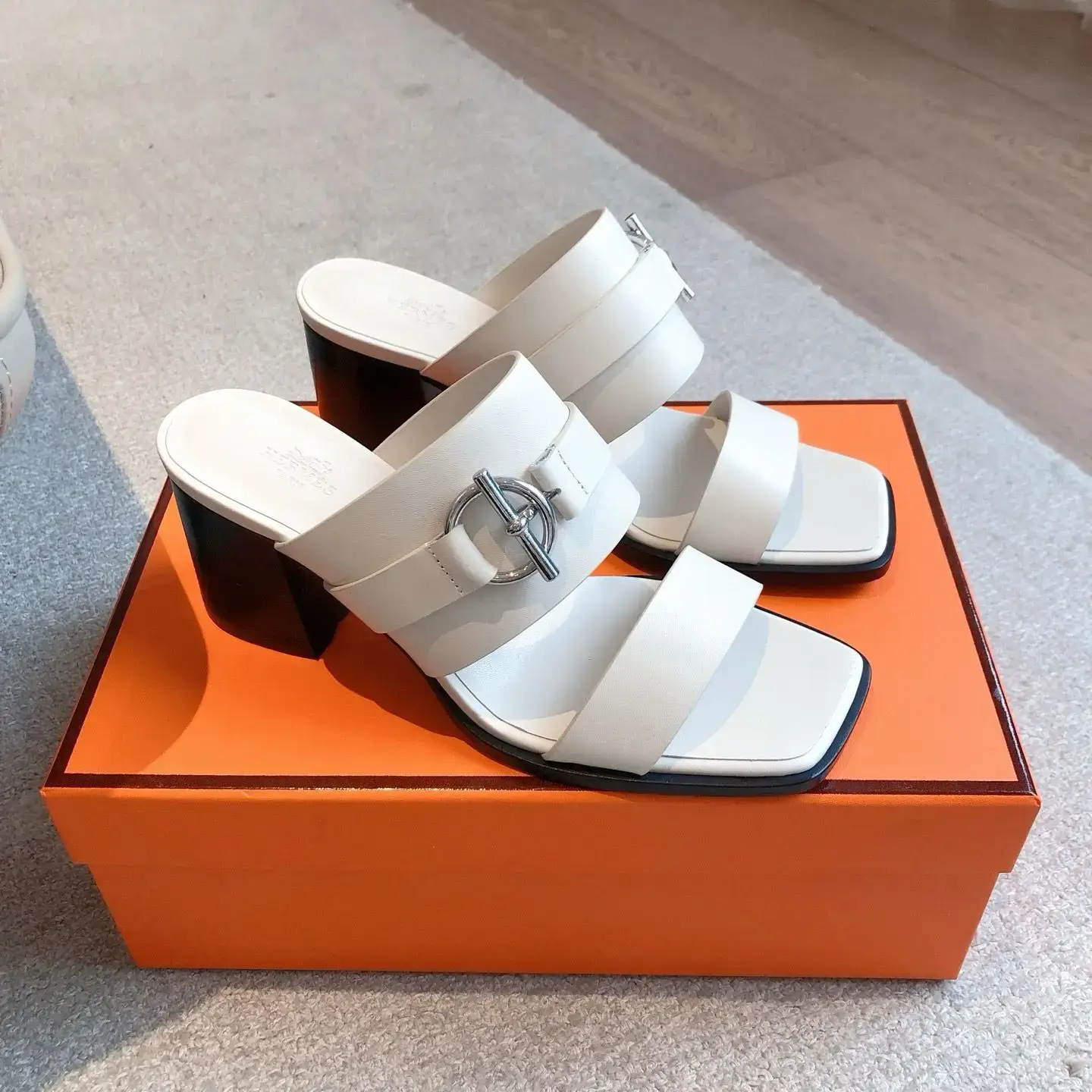 Hermès Kute 60 Sandals – White Leather with Ring Detail & Black Block Heels (1)