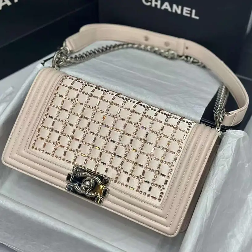 Chanel Boy Bag – Iconic Structured Design Inspired by Coco Chanel’s Muse in Dubai UAE Chanel Boy Bag – Iconic Structured Design Inspired by Coco Chanel’s Muse in Dubai UAE