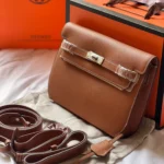 Hermès Kelly Dépêches 25 Pouch – Grained Calfskin Leather Document Holder with Palladium Kelly Lock in Dubai UAE