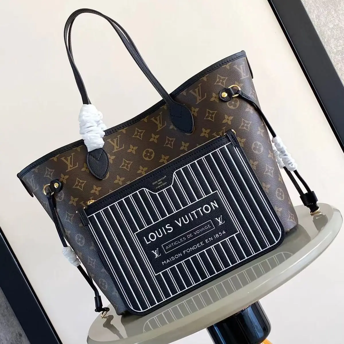 Louis Vuitton Neverfull MM Monogram Tote – Iconic Everyday Luxury Bag with Removable Pouch in Dubai UAE Louis Vuitton Neverfull MM Monogram Tote – Iconic Everyday Luxury Bag with Removable Pouch in Dubai UAE